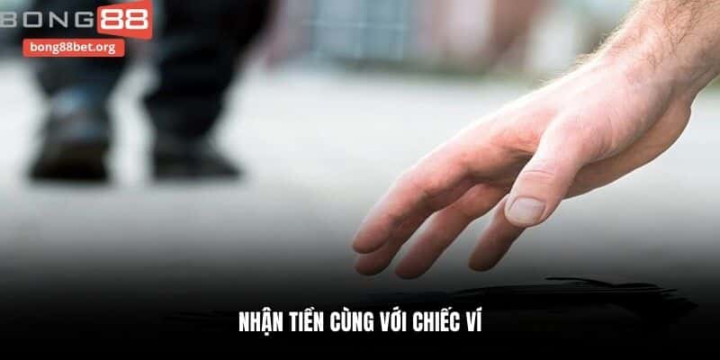 Nhận tiền cùng với chiếc ví
